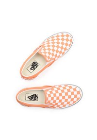 Chaussures à enfiler avec motif à carreaux orange et blanc, en toile, bout arrondi, accents élastiques sur les côtés et semelles en caoutchouc.