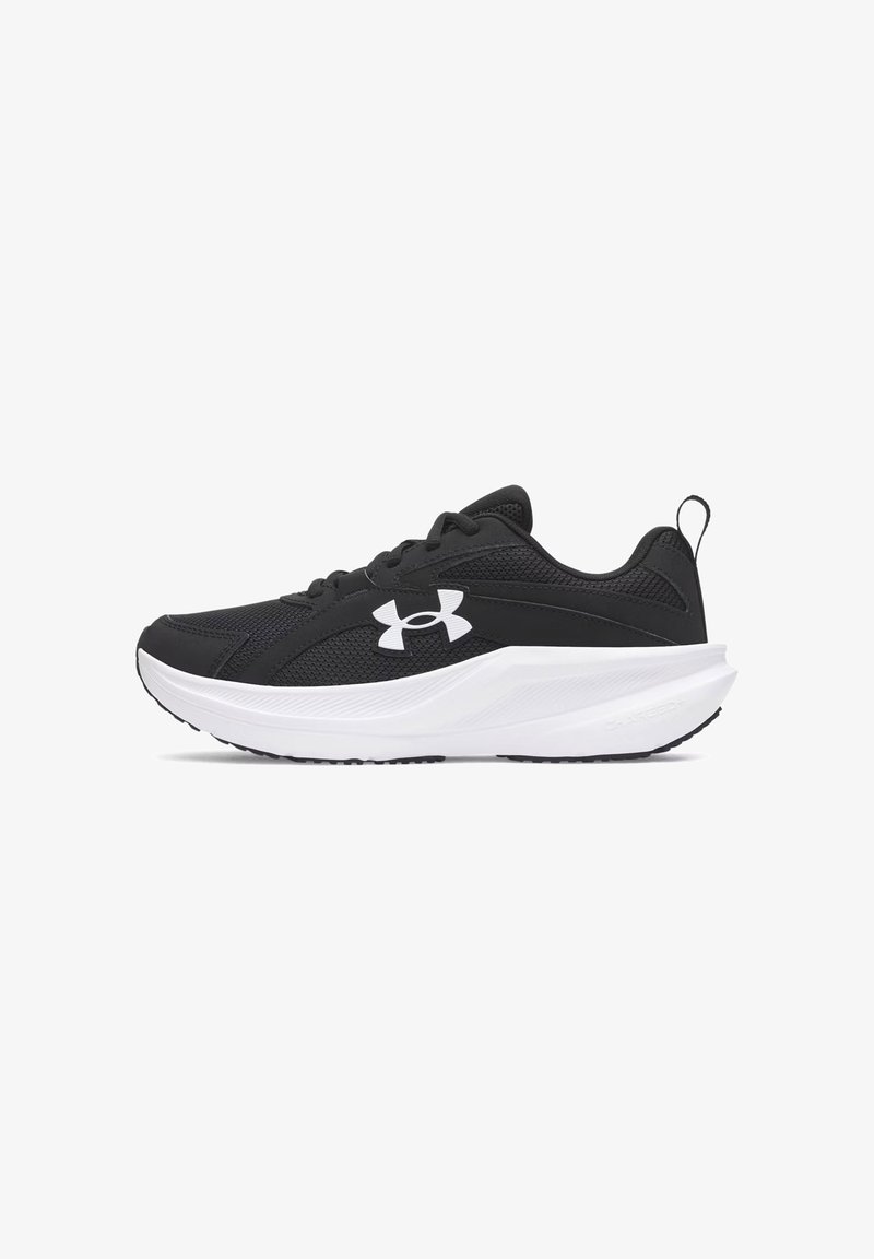 Chaussure de course Under Armour noire et blanche avec tige en mesh, fermeture à lacets, semelle cushioned et logo sur le côté, vue depuis le côté extérieur.