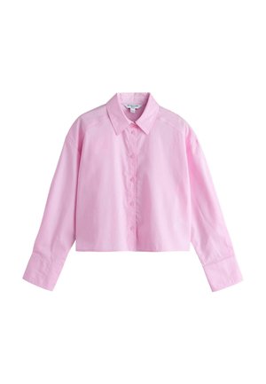 Rosa langärmeliges Hemd mit Knopfleiste, klassischem Kragen und gerade geschnittenem, kurzem Saum, präsentiert vor einem schlichten weißen Hintergrund.