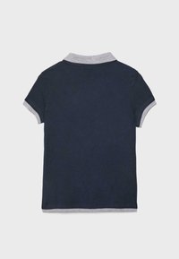 Polo à manches courtes bleu marine avec col, bordures des manches, et ourlet gris clair, vu de dos sur fond blanc.