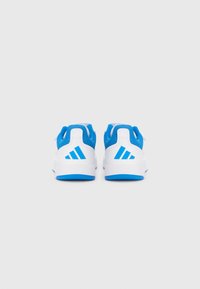 Baltos atletinės bateliai su mėlynais akcentais, pagaminti iš tinklelio ir sintetinių medžiagų, apvalaus dizaino, ant kulno ir padų su trimis mėlynomis juostelėmis.