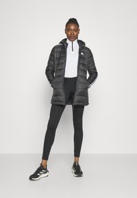 adidas Sportswear ESS 3S L D HP - Kaput ispunjen paperjem - black