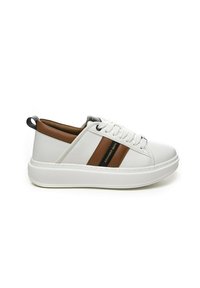 Sneaker bianco con accenti marroni e neri, in pelle texturizzata, punta rotonda e suola bianca spessa con cuciture visibili.