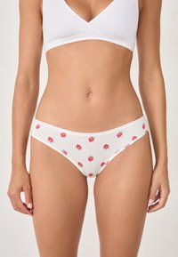 Ropa interior blanca de canalé con un patrón de fresas, que presenta un corte de talle bajo y una suave banda elástica en la cintura. Textura suave y ajuste cómodo.