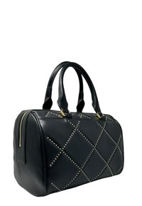 Borsa a tracolla in pelle nera con motivo a diamante, hardware dorato, doppio manico e chiusura a zip. Texture liscia e forma strutturata.