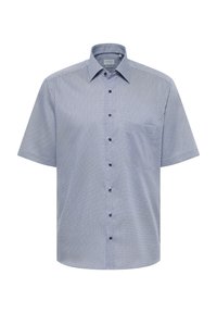 Camicetta a maniche corte con bottoni di colore azzurro chiaro e motivo geometrico. Presenta un colletto a punta e bottoni blu navy. È visibile una tasca sul petto.