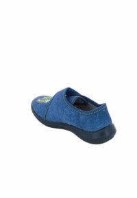 Blaues Jeansschuh mit abgerundetem Zehenbereich, elastischem Riemen, grüner Naht und einem gemusterten Akzent. Weicher Stoff mit einer flexiblen Gummisohle.