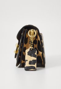 Schwarz-braune Leopardenmuster-Handtasche mit goldenen Beschlägen, ausgestattet mit einem Schlüsselanhänger und einer strukturierten Form. Aus strukturiertem Leder gefertigt.