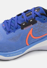 Nike Performance VOMERO 17 - Utcai futócipők - royal pulse/hyper crimson/astronomy blue/black/white/beyond pink