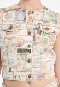 Gilet corto realizzato in tessuto con un collage di loghi in colori pastello. Include chiusure a bottoni a pressione e tasche frontali.