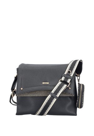 Zwart gestructureerde crossbodytas met brede zwart-wit gestreepte verstelbare schouderriem en klein afneembaar ritstasje bevestigd.