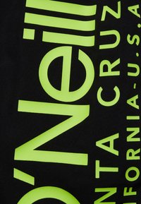 Tessuto nero con grande testo neon verde brillante, contenente il nome del marchio "O'Neill" e dettagli sulla posizione. Il design presenta uno stile tipografico moderno e audace.