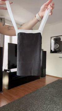 Čierny rebrovaný top bez rukávov s bielymi ramienkami, oblé konštrukcie, vyrobený z ľahkého materiálu, zobrazený na neutrálnej interiérovej pozadí.