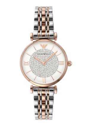 Reloj de pulsera redondo en oro rosa y plata con esfera adornada con cristales, números romanos en las posiciones 3, 6, 9, 12 y logotipo de Emporio Armani a las 12 en punto.