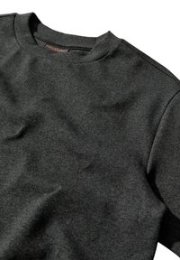 Dunkelgrauer Sweatshirt aus einem Baumwollmischgewebe. Hat einen runden Ausschnitt und eine glatte Textur mit dezenten Farbvariationen.
