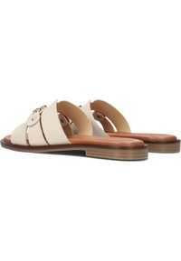 Tan en crème sandalen met een glad leren bovenwerk, brede banden, ronde accenten en een lage gestapelde hak voor comfort en stabiliteit.