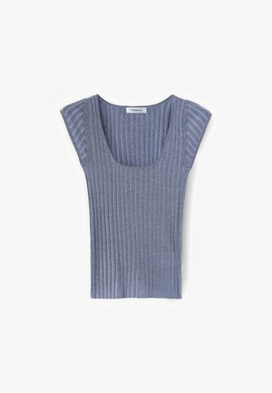 Top smanicato in maglia a coste azzurro chiaro con ampio scollo a barchetta e silhouette aderente.
