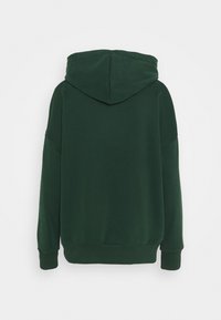 Zielona bluza z kapturem o miękkiej fakturze, luźnym kroju i opadających ramionach. Posiada prosty design oraz ściągacze przy rękawach i u dołu.