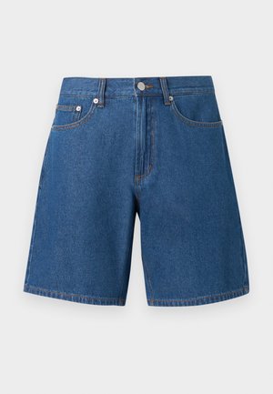 Μπλε τζιν σορτς με εμπρόσθιο κουμπί και φερμουάρ, δύο εμπρόσθιες τσέπες και μία τσέπη για κέρματα, παρουσιάζονται πάνω σε απλό φόντο.