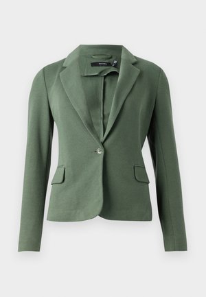 Roheline bleiser, millel on nurgelised kraed, ühekootud kinni ja kaks esist pocketit, pikad varrukad. Valmistatud tekstuursetest kangast.