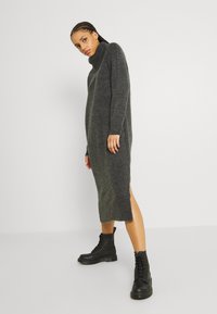 ONLY Vestido de malha - dark grey melange