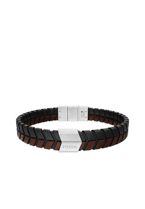 Gevlochten zwart- en bruinleren armband met een zilveren gesp gegraveerd met "FOSSIL", ontworpen voor mannen.