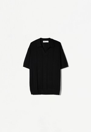 Schwarzes Poloshirt mit kurzen Ärmeln aus geripptem Strickstoff, das einen Kragen und ein vertikales Streifenmuster entlang des Körpers und der Ärmel aufweist.
