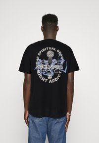 Night Addict Camiseta estampada - black