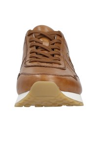 Chaussure de sport en cuir marron avec un bout rond, des lacets texturés, une semelle intermédiaire blanche et une semelle extérieure en caoutchouc à motifs pour une bonne adhérence.