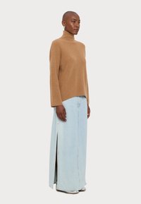 KNITID OVERSIZED ROLL NECK - Svetr - chestnut