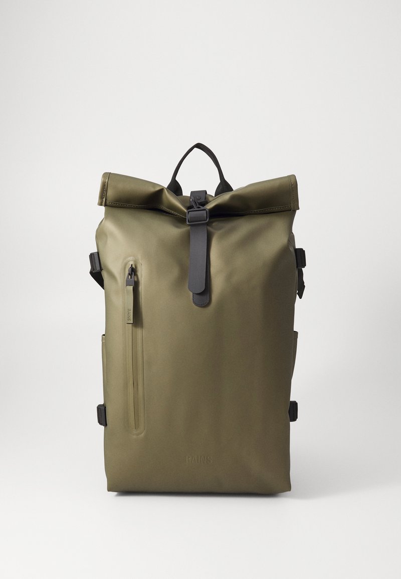 Sac à dos imperméable couleur olive avec fermeture roll-top. Dispose d'une poche zippée sur le côté, de quincaillerie noire et de bretelles réglables. Texture lisse.