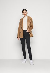 Vero Moda Tall HOT SEVEN  - Calças de ganga de corte skinny - black