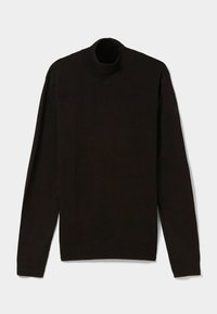 Mörkbrun polokrage tröja i mjukt stickat tyg; har långa ärmar och en ribbad halsringning utan synliga mönster eller detaljer.