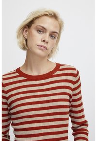 Rot-beige gestreifter Rippenpullover mit rundem Ausschnitt und langen Ärmeln. Strukturierter Stoff mit auffälligen horizontalen Streifen.