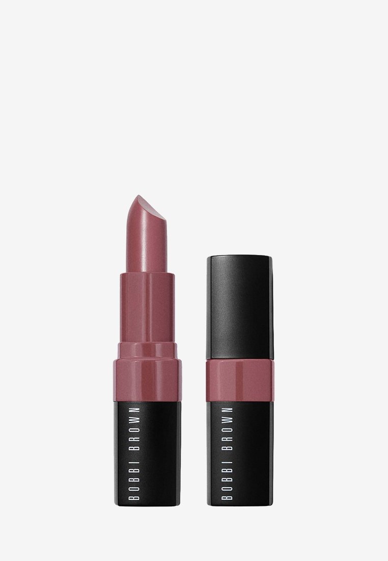 Rossetto in una delicata tonalità mauve con finitura opaca. Presenta una forma a penna con meccanismo di apertura a rotazione e un packaging nero con testo del marchio in bianco.
