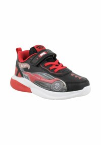 Sneaker nera con accenti rossi, dotata di un grafico di un'auto sul lato, linguetta in mesh testurizzato e nastro adesivo. Suola bianca.