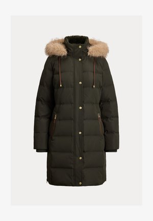 Doudoune vert foncé avec une capuche en fausse fourrure. Comprend des accessoires en or, des poches zippées et un design matelassé pour l'isolation.