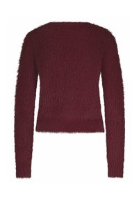Bordeaux sweater met lange mouwen, met een fuzzy textuur en een aansluitend ontwerp. De achterkant toont een geribbelde onderrand.