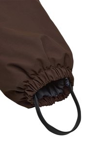 Funda de tela marrón con una apertura elástica y una correa negra. El interior está forrado con un material suave, con un ligero brillo.