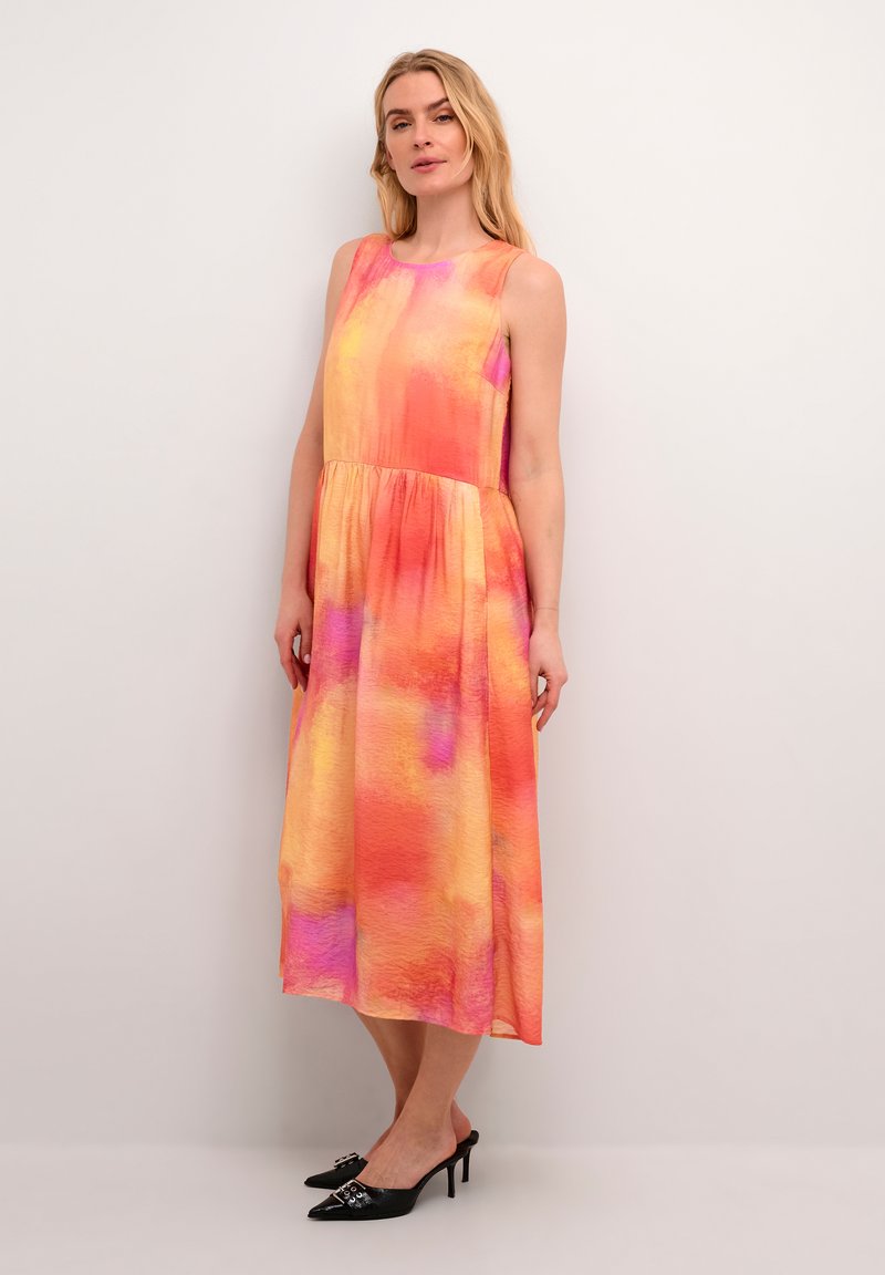 Satin maxikjole med en farverig gradient af pink, orange og gul. Designet med rund hals og detalje med rynket talje.