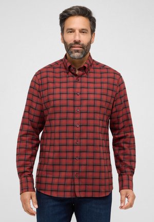 Rød og sort ternet button-up skjorte, lange ærmer, bomuldsstof, spidse krave og rundet kant. Har mørke knapper og en afslappet pasform.