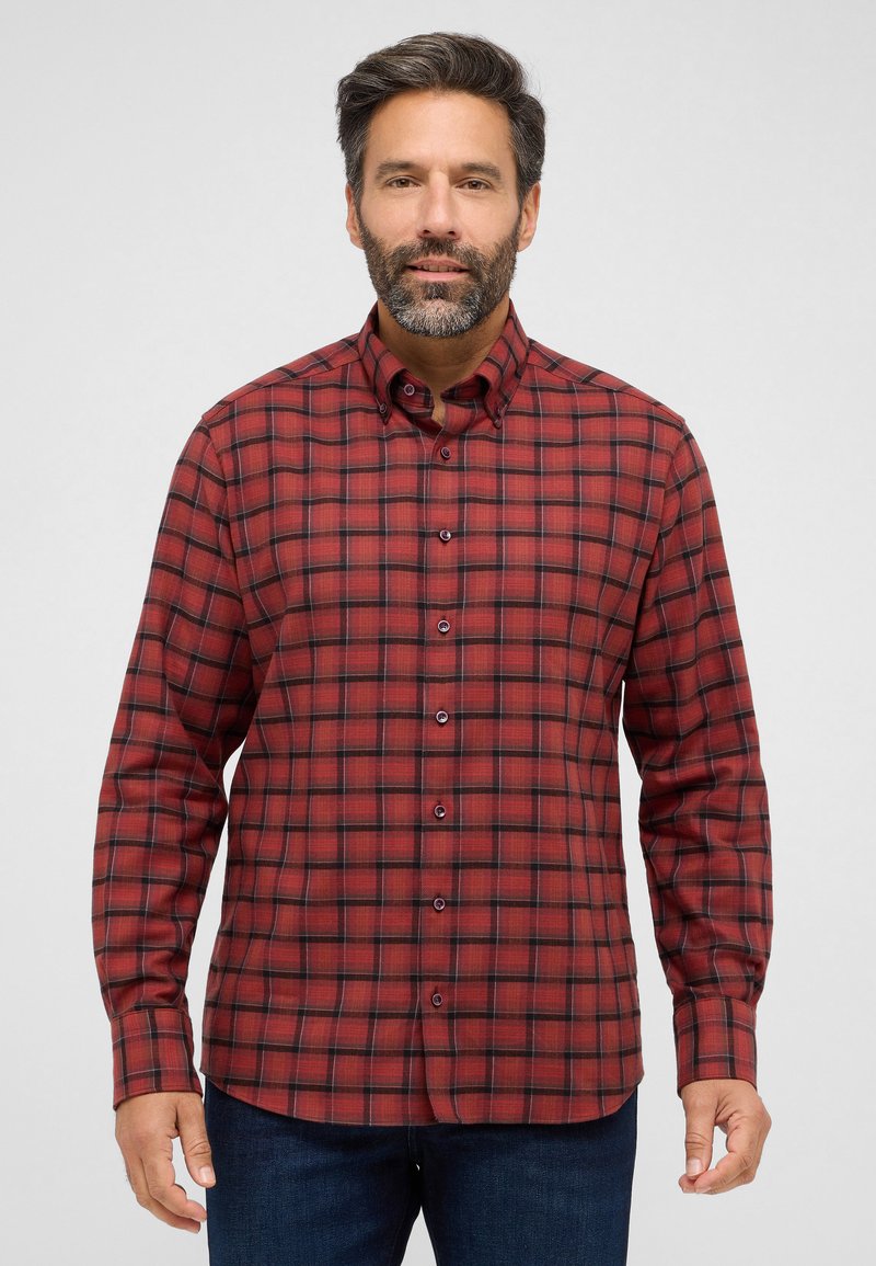 Camicia a quadretti rossa e nera con bottoni, maniche lunghe, tessuto in cotone, colletto a punta e orlo arrotondato. Presenta bottoni scuri e una vestibilità rilassata.