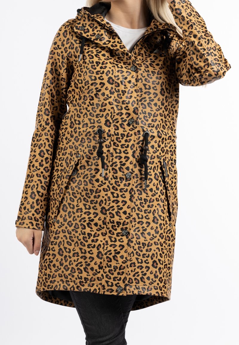 Regnjacka med leopardmönster i brunt och svart, med huva, dragsko-detaljer, två framlånande fickor och en något längre bakstycke.