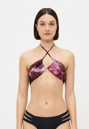Hästi pehmed ja mustrilised halters bikini ülaosa, millel on roosa ja must abstraktne muster, omab ristis rihmasid ja kokku volditud detaile, kantud mustade aluspükstega, millel on lõiked.