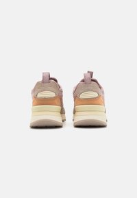 Sneakers med en beige, rosa och orange färgschema; material av mocka och mesh; tjocka sålar; dragflikar; räfflade detaljer på hälen.