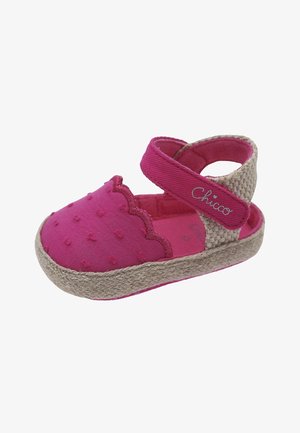 Sandalo in tessuto rosa con bordi smerlati, puntini in rilievo e suola intrecciata in stile juta. Presenta una cinghia regolabile per una calzata sicura.