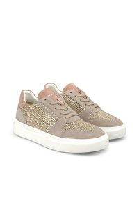 Wildledersneaker in hellbeige und Rosa. Verfügt über ein verziertes Paneel mit metallischen Nieten, einer strukturierten Oberseite und einer weißen Gummisohle.