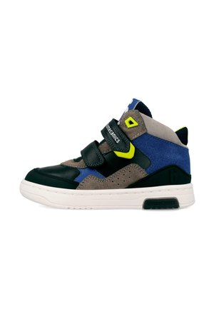 Zapatilla infantil de caña alta en azul, negro, gris y amarillo con dos tiras negras de velcro y suela blanca.