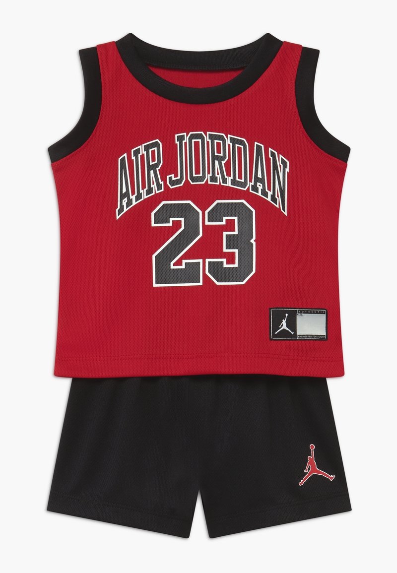 Maillot de basket-ball rouge sans manches avec l'inscription "Air Jordan 23" en noir et blanc, associé à un short noir avec un logo Jumpman rouge.
