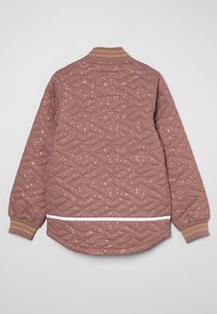 Gevoerde mauve jas met geometrische stiksels, lichtreflecterende spikkels, gestreepte geribde manchetten en kraag, en een horizontale reflecterende strook nabij de zoom.